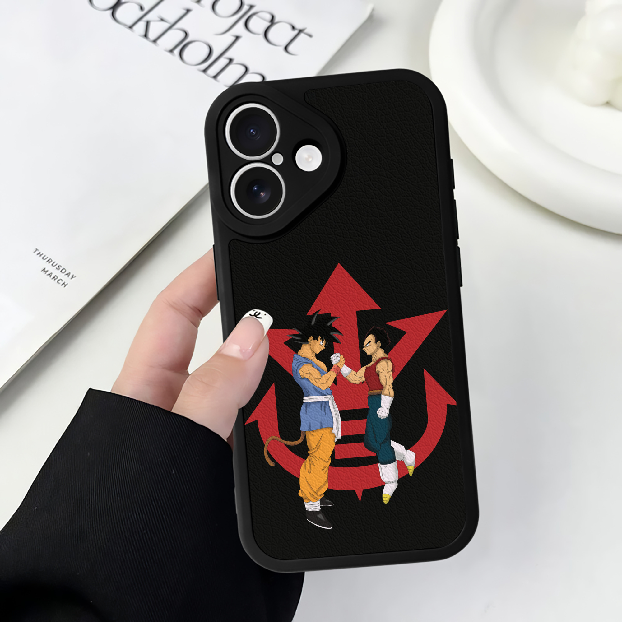 （画像用） ドラゴンボール 孫悟空（そん ごくう）Son Goku カカロット DRAGON BALL Kakarotto 【iPhone 16シリーズ対応】シリコンスマホケース（レザー調） 材質：シリコン